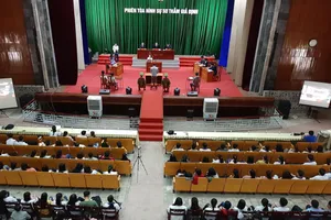 Hơn 1.400 sinh viên xem 'xử vụ án giành hát trong đám tiệc' 