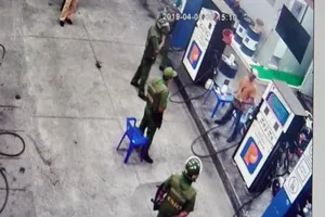 Thanh niên ngáo đá, dọa bật lửa đốt cây xăng