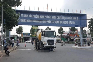 Xe trộn bê tông đâm xe máy, 2 vợ chồng thương vong