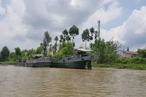 Cảnh sát nổ súng bắt hai tàu trộm cát trên sông Hậu