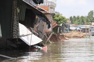 Đang ngủ, bất ngờ nhà bị nhấn chìm xuống sông