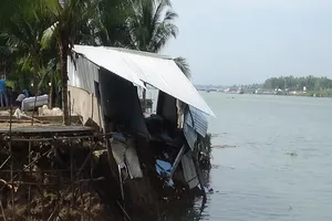 Sạt lở lúc nửa đêm, cụ bà 90 rơi xuống sông tử vong