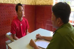 Người nhà bắt kẻ trộm giao cho công an
