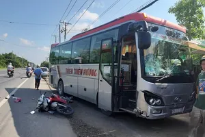 Xe khách tông 2 xe máy trên Quốc lộ 91 Cần Thơ