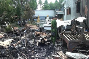 Lửa thiêu rụi 1 cơ sở sản xuất gỗ ở An Giang