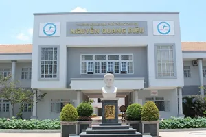 Đồng Tháp: Cán bộ phát dính đề thi môn Toán cho thí sinh