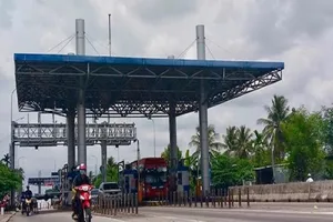 Kế toán trạm thu phí lấy tiền bán vé đi đánh bạc