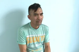 Vợ 'giúp' chồng mang thùng đựng ma túy qua phà