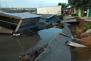 5 căn nhà bất ngờ đổ sụp xuống sông lúc rạng sáng