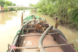 Công an nổ súng bắt sà lan trộm cát trong đêm mưa