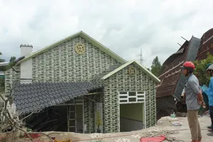 2 căn nhà ven QL80 sụp xuống sông lúc nửa đêm