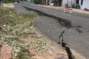Vết nứt trên QL90 tiếp tục rộng thêm khoảng 70 cm