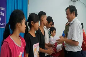 Báo Pháp Luật TP.HCM trao quà tại tỉnh Trà Vinh