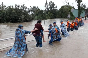 Vùng 5 Hải quân giúp dân Phú Quốc vượt đại hồng thủy