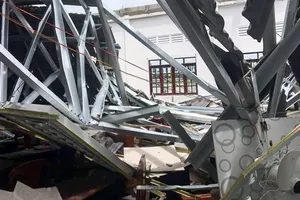 Khánh thành tám tháng, hội trường thị trấn đã sập mái