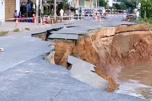 Gần toàn bộ mặt đường QL91 sụp xuống sông Hậu