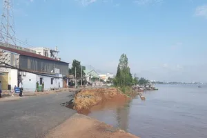 Phó Thủ tướng Trương Hòa Bình khảo sát điểm sạt lở QL91