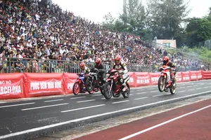 Người hâm mộ dầm mưa xem giải đua xe toàn quốc