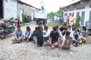 Hàng trăm quái xế tụ tập trên quốc lộ 53 