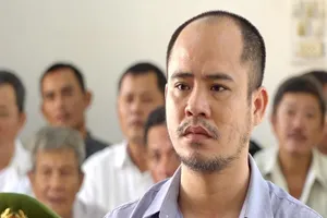 Táo tợn dùng xiệt điện cướp tiệm vàng giữa trưa