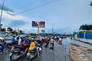 Triều cường lên đỉnh, người dân lội nước trên quốc lộ 1