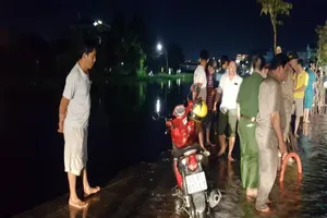 Cần Thơ: Nước ngập đường, 1 phụ nữ rơi xuống hồ mất tích