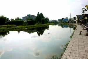 Bổ sung lan can hồ Bún Xáng sau vụ 1 phụ nữ rơi hồ tử vong