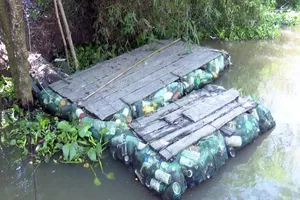 Độc đáo bè qua sông làm bằng vỏ chai thuốc bảo vệ thực vật