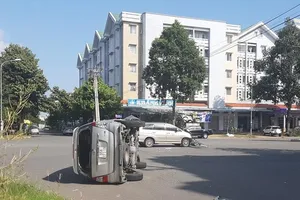 Ô tô tông nhau trong khu dân cư, tài xế nhập viện