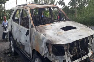 Tài xế tông cửa xe bỏ chạy kêu cứu giữa đêm