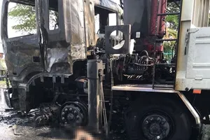 Va chạm với ô tô tải, người đi xe máy bị lửa bao trùm