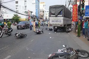 Kinh hoàng: Xe tải tông 6 xe máy đang dừng đèn đỏ 