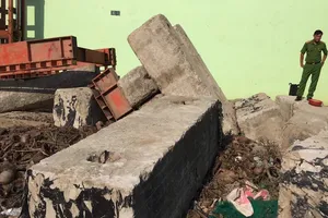Khối bê tông rơi đè trúng công nhân 