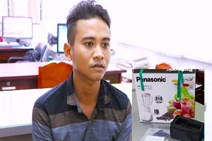 Thanh niên trộm tiền của chùa đi mua điện thoại 