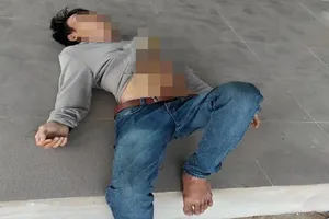 1 thanh niên gục trước nhà dân với con dao trên ngực