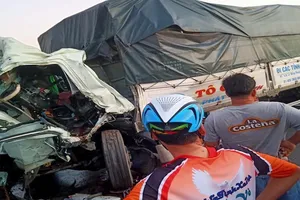 Ô tô tải chạy sau tông vào xe cùng chiều, 1 tài xế tử vong