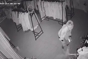 Đục trần nhà vào trộm tiền, vặt luôn 3 camera an ninh