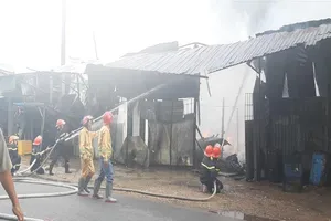 Cháy lớn cạnh chợ nổi Cái Răng