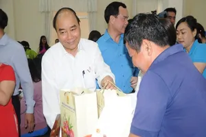 Thủ tướng: Không để ai khó khăn trong dịp tết