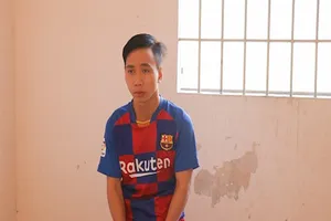 Vừa rút tiền từ ATM, một giáo viên bị cướp