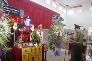 Thiếu tướng Lê Tấn Tới đọc điếu văn truy điệu Thiếu tá Nguyễn Thanh Hải