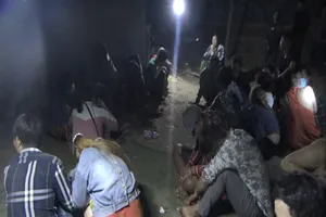 Các đối tượng bị bắt quả tang. Ảnh Hải Dương