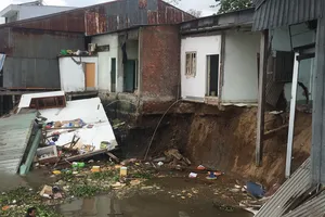 Sạt lở gần chợ nổi Cái Răng, 5 hộ dân phải rời khỏi nhà