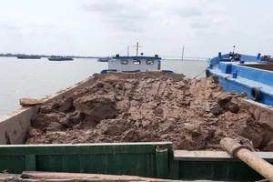 Cần Thơ: bắt 7 sà lan khai thác đất sét trên sông Hậu