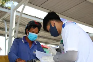 Sinh viên trường y ở Cần Thơ đội nắng hỗ trợ chống dịch