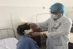 Ném chai xịt hen phế quản, chai phát nổ làm nát vành tai