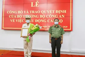 Thiếu tướng Nguyễn Văn Thuận-Giám đốc Công an TP. Cần Thơ trao quyết định cho tân phó giám đốc Huỳnh Thới An. Ảnh: HẢI DƯƠNG