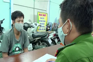 Đối tượng Hà Thanh Tuấn tại cơ quan công an. Ảnh: CÔNG AN CUNG CẤP