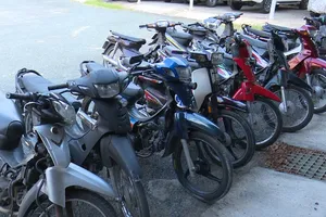 Thấy công an, 12 người chở thuốc lá lậu vứt xe máy bỏ chạy