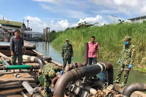 1 ghe số hiệu nước ngoài hút trộm cát ở khu vực biên giới